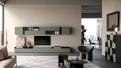 Interno di un soggiorno contemporaneo di colore verde oliva con divano e ampia finestra.