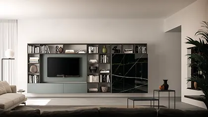 Interno di un soggiorno moderno, dotato di TV e scaffali per libri.
