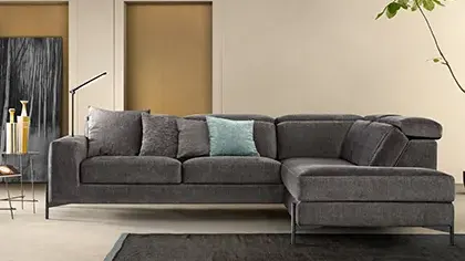 Divano con sedute estraibili e poggia testa reclinabili, dalle linee essenziali e dettagli sartoriali