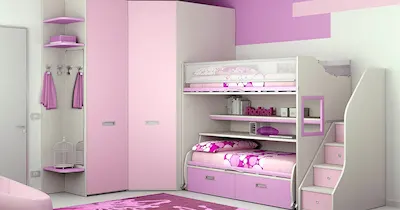 Interno di una cameretta da bambini/ragazzi con letto a castello e armadio in angolo