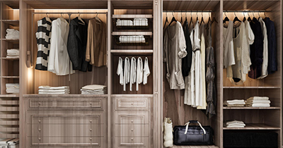 Cabina armadio elegante con abbigliamento appeso e ripiani ordinati.
