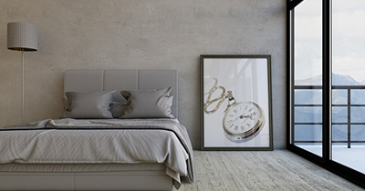 Interno di una camera da letto moderna con letto grigio, lampada e un quadro di un orologio da tasca vicino alla grande finestra.